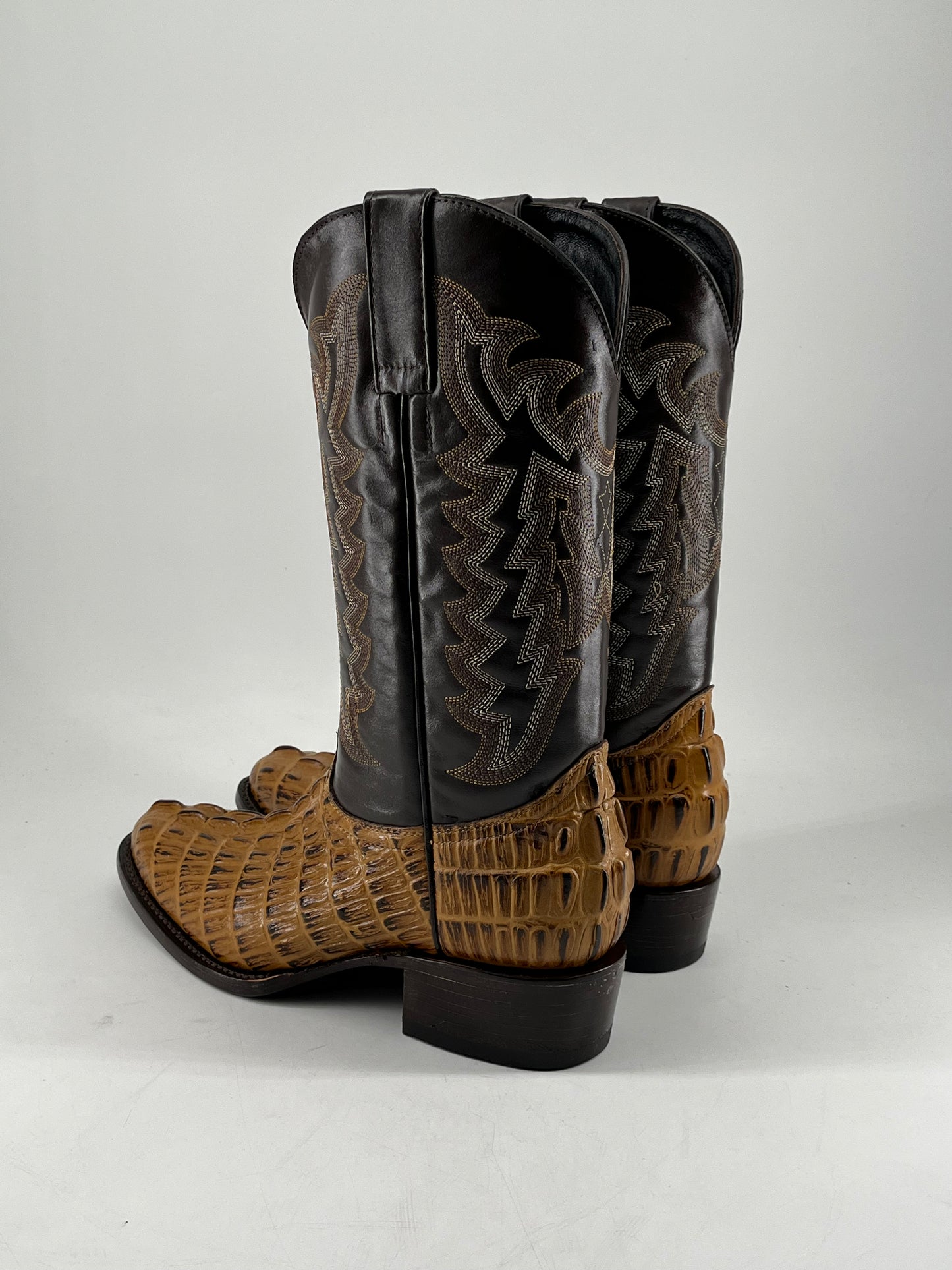 VAQ. Gurava Oval Cola Cocodrilo Cowboy Boot